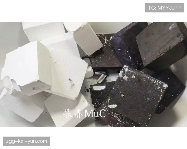 体操上场前的镁粉拍打：白色烟雾升腾，体操运动员擦在手上的镁粉是什么粉末